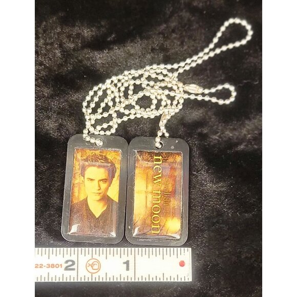 Collectible Twilight Saga:  Edward Cullen New Moon Dog Tags - Picture 5 of 10